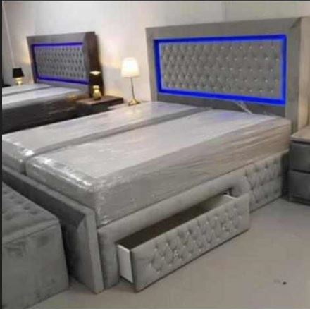 Dobbeltseng med lys i gavl